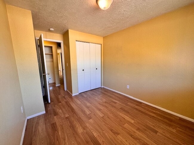 Building Photo - 2 Bedroom 1 Bathroom Duplex Located on the...