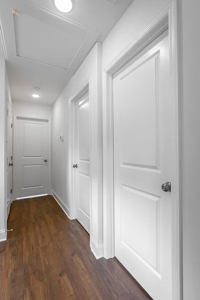 Building Photo - 5558 Stream Ln