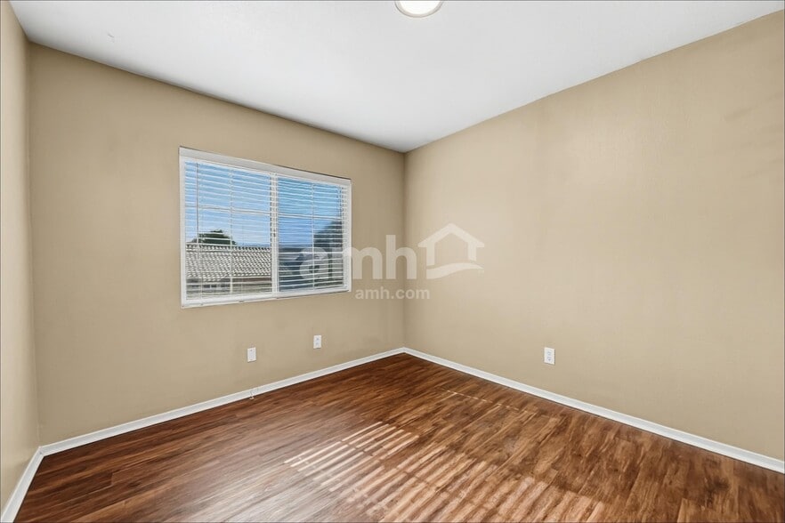 Building Photo - 907 N Albert Dr