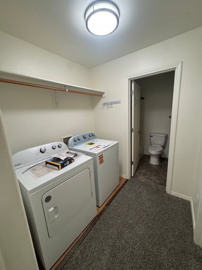Building Photo - 3 bedroom in downtown Eagle River