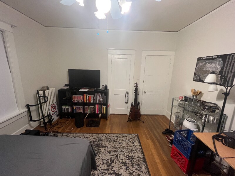 Building Photo - 845 University St