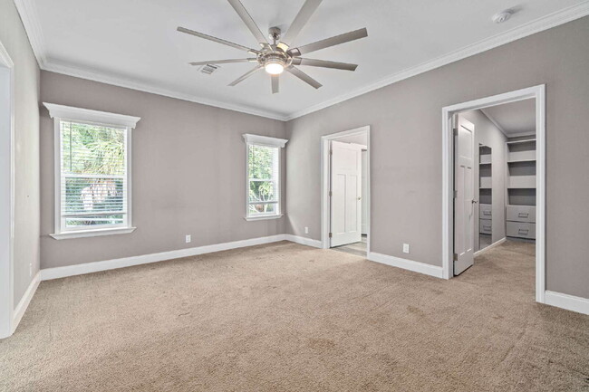 Building Photo - "Spacious 4-Bedroom Retreat with 3400 Sq Ft of Comfort in Gibsonton, FL!"