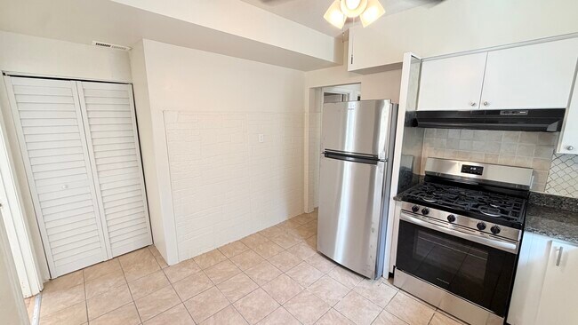 Building Photo - 5706 N Maplewood Ave