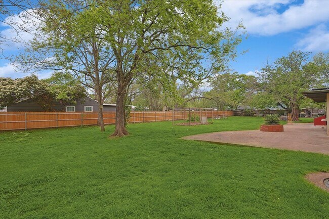 Building Photo - Amazing Historic 1940's Home in Original C...