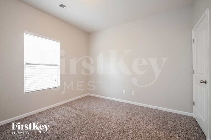 Building Photo - 5056 Bella Ct