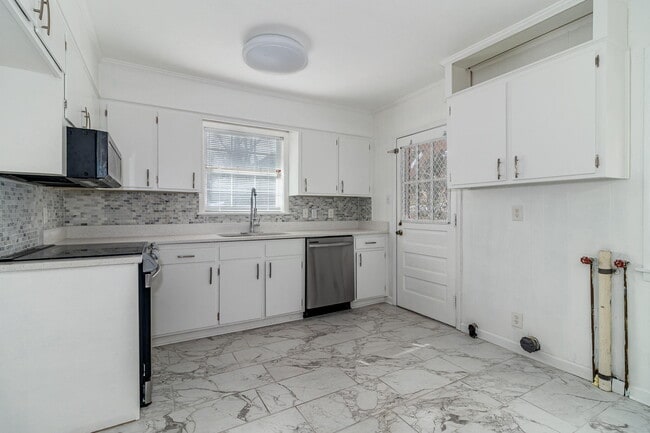 Building Photo - 2113 Cresswell Dr