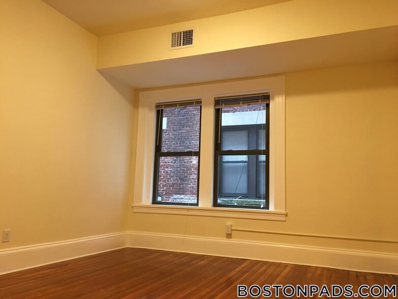 Building Photo - 1463 Beacon St