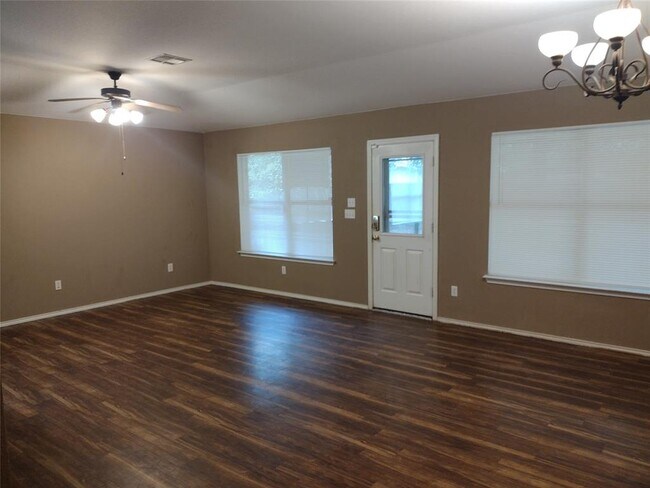 Building Photo - 136 Trinity Dr