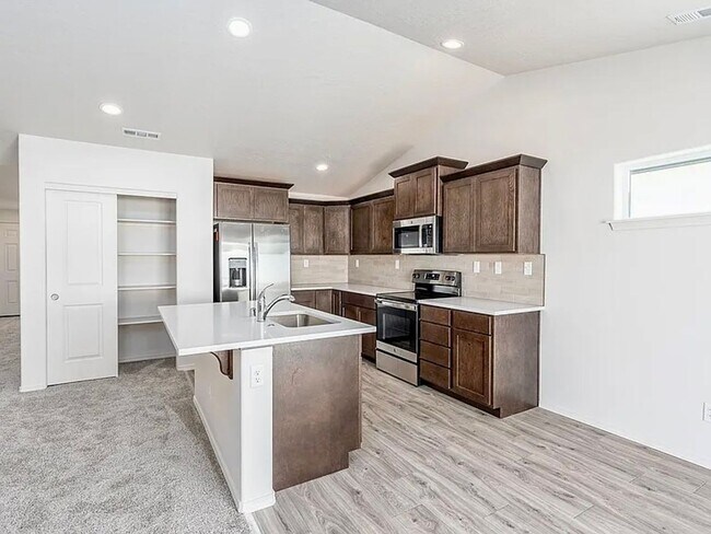 Building Photo - Well, maintained three bedroom 2 1/2 bath ...