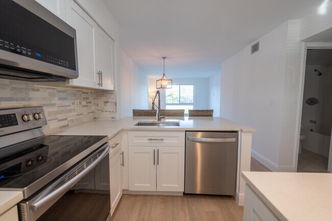 Building Photo - 2108 S Cypress Bend Dr