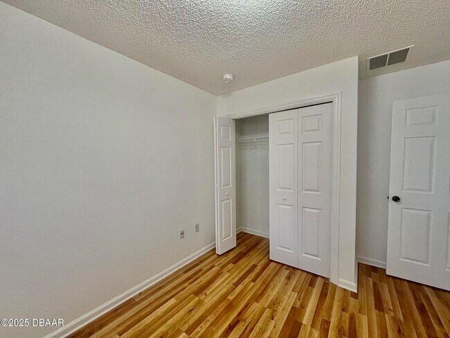 Building Photo - 11 Plainview Dr