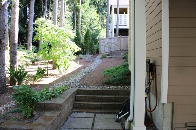 Building Photo - Spacious Luxury Home in Gated Community Ne...