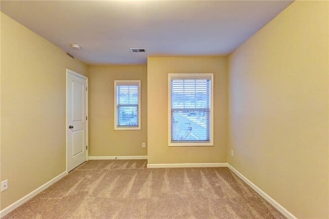 Building Photo - 1075 Hampton Oaks Dr