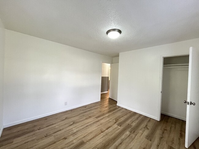 Building Photo - Brick Home W/ Big Yard