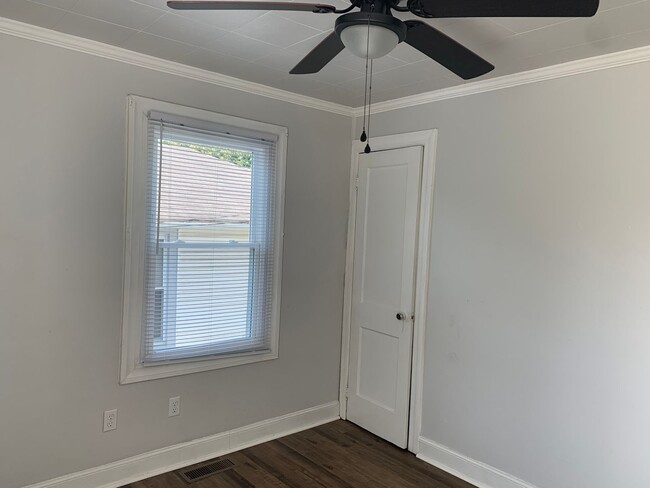 Building Photo - 2 Bedroom House off Memorial Avenue