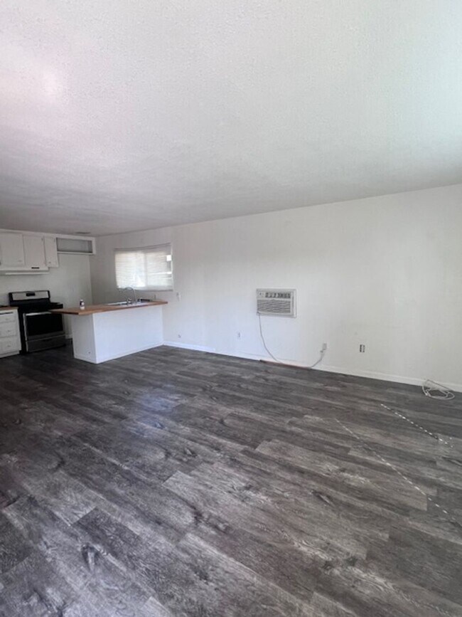 Building Photo - Spacious 1 Bed / 1 Bath Apartment in Colton!