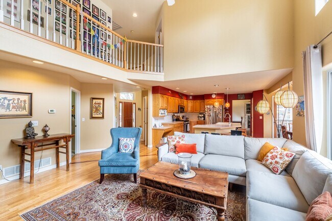 Building Photo - Gorgeous 6 bed 3.5 bath home located in Longmont, CO!