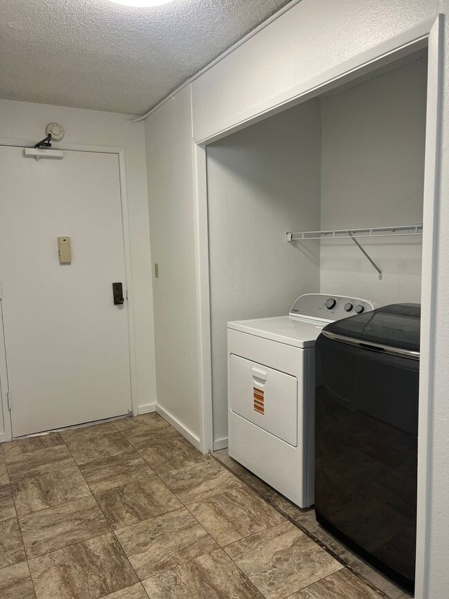 Building Photo - Kukui Plaza - 3 Bedroom 2 Bath 1 Parking