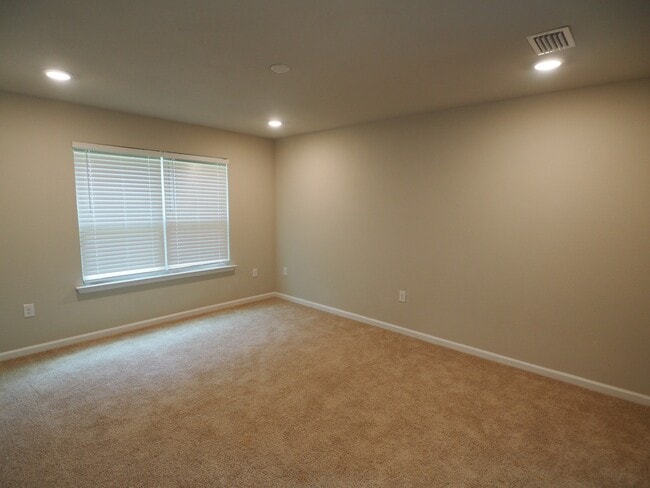 Building Photo - 4 Bedroom home with community pool!