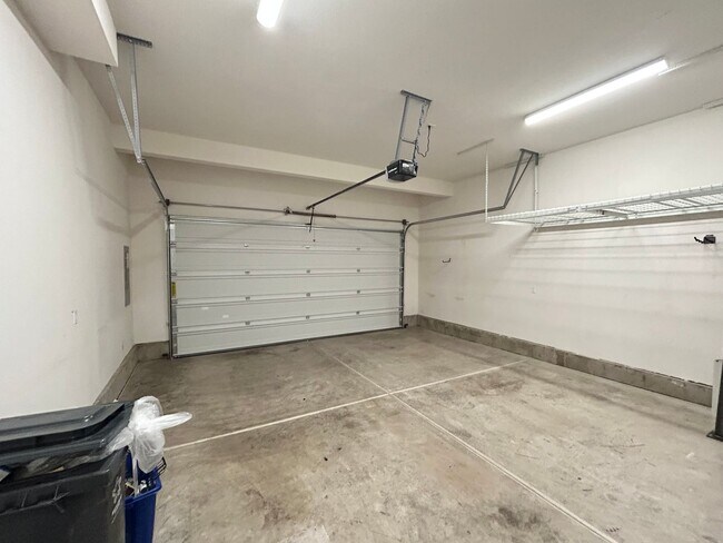 Building Photo - Luxury and Convenience Awaits in this Stunning 3 Bedroom, 2.5 Bathroom House with Abundant Parkin...