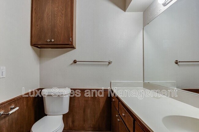 Building Photo - 6004 Paramount Dr