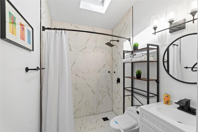 Building Photo - 719 NE 36th St