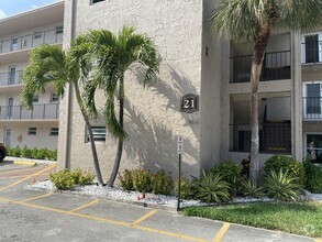 Building Photo - 725 Lori Dr