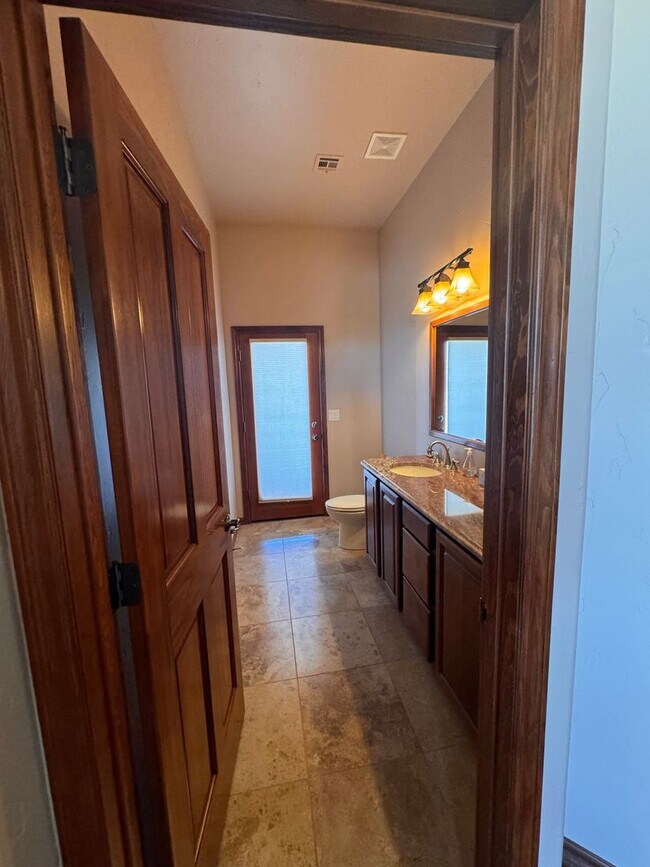 Building Photo - Gorgeous Fully Furnished rental on 1 acre,...