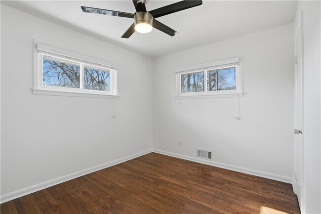 Building Photo - 2467 Elmwood Cir SE