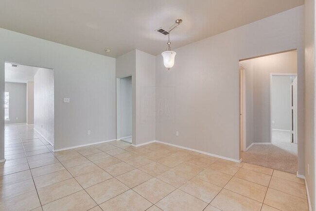 Building Photo - 4 Bedroom/2 Bathroom HOME FOR LEASE! Just ...