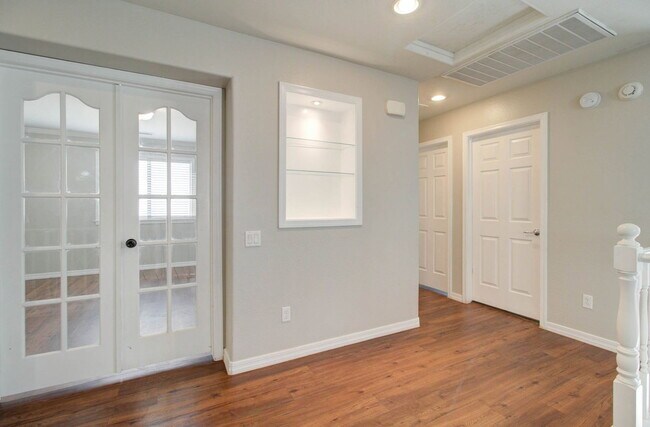 Building Photo - 2143 W Marconi Ave