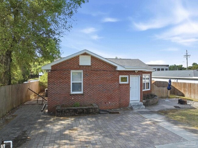 Building Photo - 1618 W Garden St