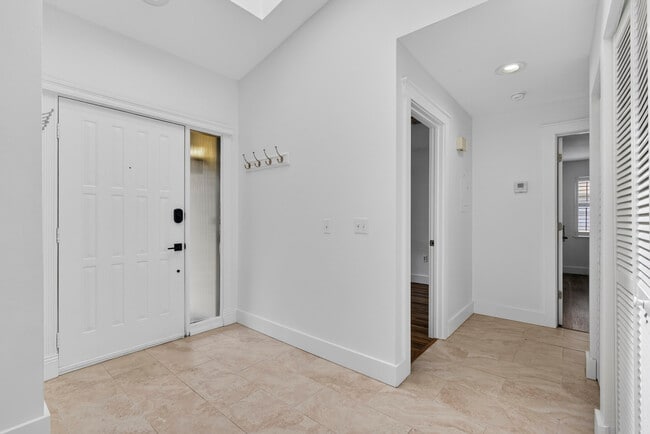 Building Photo - 13085 Belhaven Ct