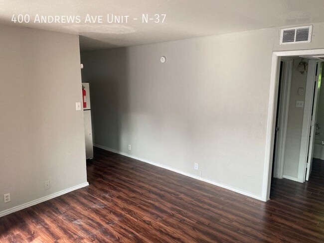 Building Photo - Free rent through May