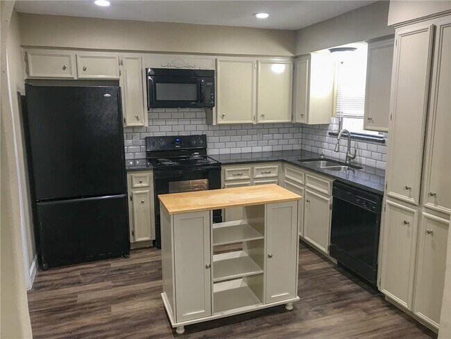 Building Photo - 10511 Robinwood Cir