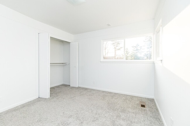 Building Photo - 18248 Farmington Rd