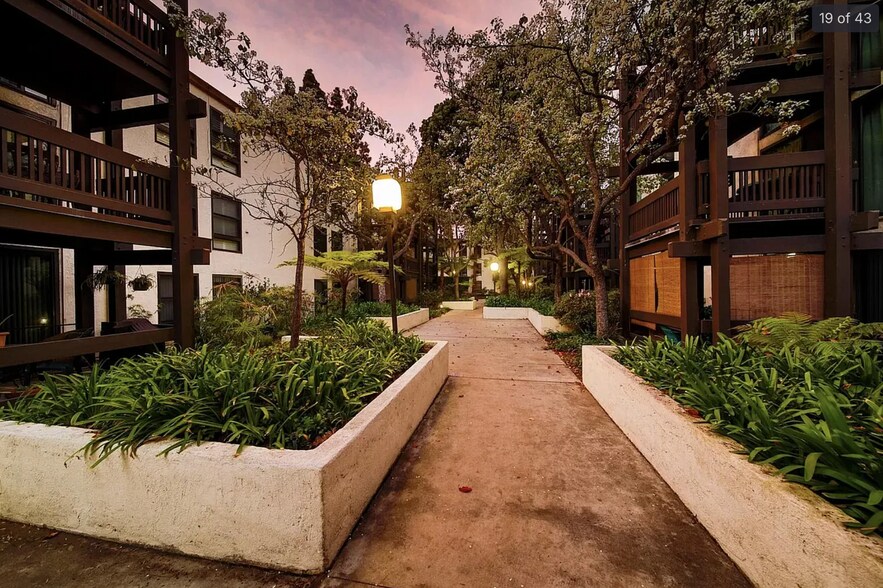 Building Photo - 7777 W 91st St