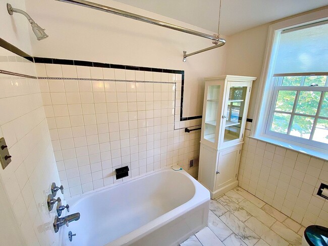 Building Photo - Stunning 4 Bed/3.5 Bath Historic Home - Be...