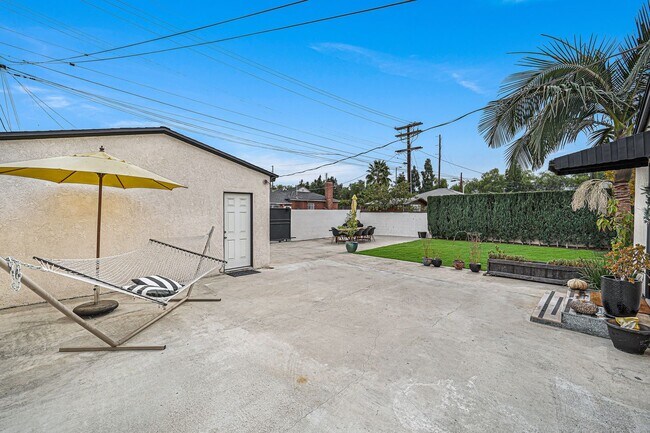 Building Photo - A beautiful  home in North Hollywood is no...