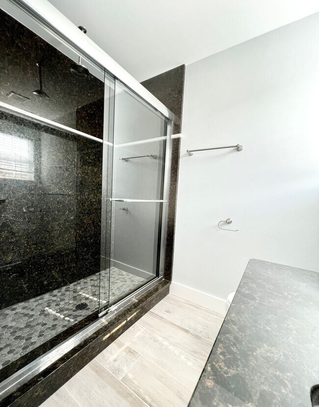 Building Photo - MOVE IN READY - FOUR Bedrooms! Master suite on both levels! Great Conway Location!