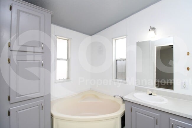 Building Photo - 9721 E Empress Ave