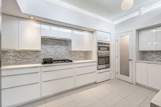 Building Photo - 10630 Olympia Dr