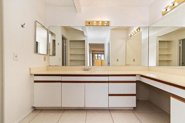 Building Photo - 200 E Racquet Club Rd