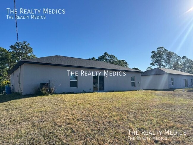 Building Photo - 2570 SE Rayburn Ave