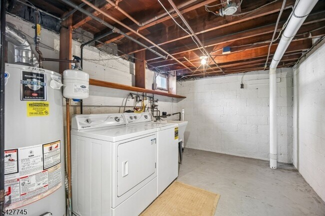 Building Photo - 32 Center St