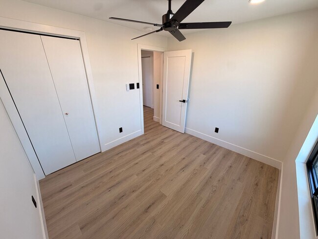 Building Photo - Updated 3 Bed / 2Bath Northeast Phoenix Home Ready for Immediate Move In w/ NO Carpet!