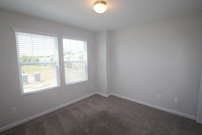 Building Photo - 3BD/2.5BTH Townhome North Western School District