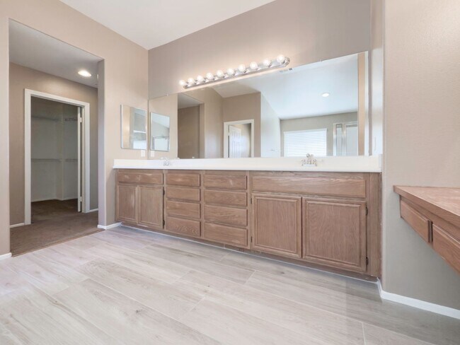 Building Photo - AVAILABLE NOW! 5 Bedroom, Cut-DeSac Home for Rent in a Beautiful, Murrieta Community!