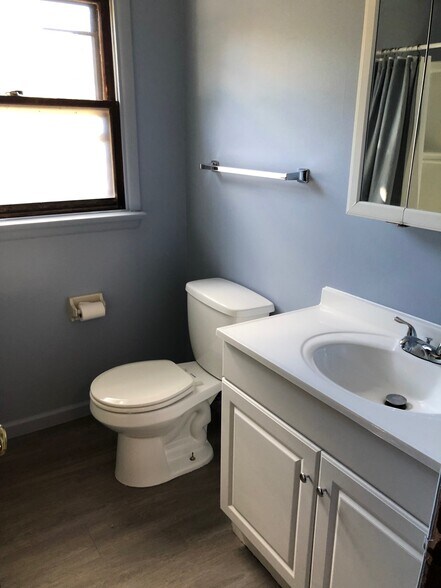 Upstairs full bathroom - 55 Castleford Rd