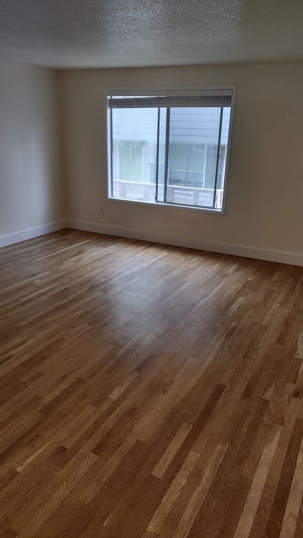 Building Photo - Upper 1bed, off street parking, onsite coi...